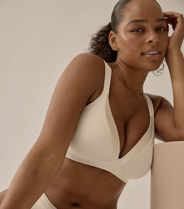 Soutien-gorge sans armatures avec bonnets et ruban brillant Soutien-gorge sans armatures avec bonnets et ruban brillant