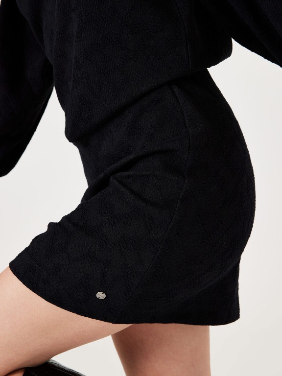 Jupe courte chic motif ton sur ton