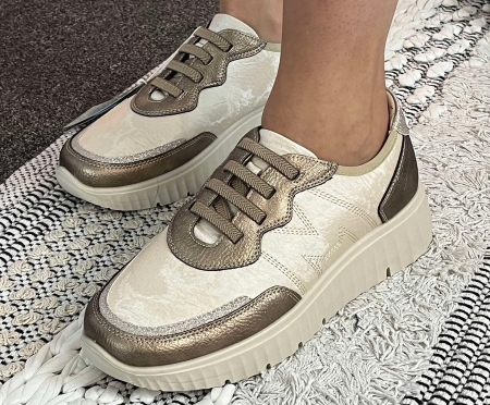 Soulier compensé lacets