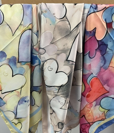 Foulard satiné motifs coeurs - 700125361 - SMD Importations Inc