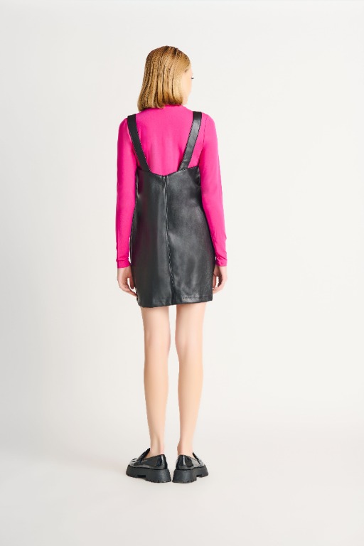 Robe courte chic simili-cuir