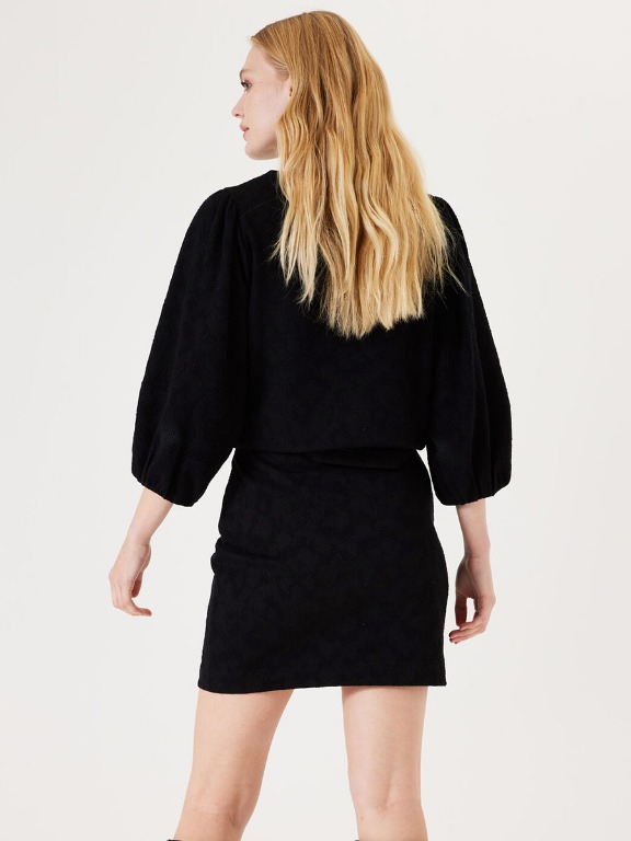 Jupe courte chic motif ton sur ton
