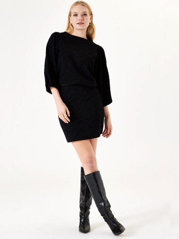 Jupe courte chic motif ton sur ton
